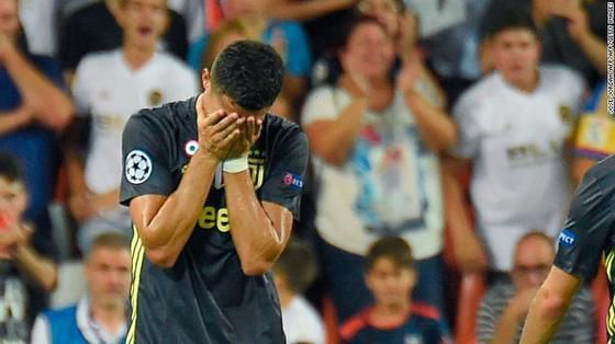 Ronaldo a plâns de nervi şi s-a certat cu arbitrul când a văzut că a primit cartonaşul roşu. Fotbalistul a fost sfătuit să conteste eliminarea