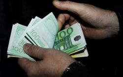 Două persoane din Făleşti au primit 17 500 de euro mită pentru a muşamaliza un dosar