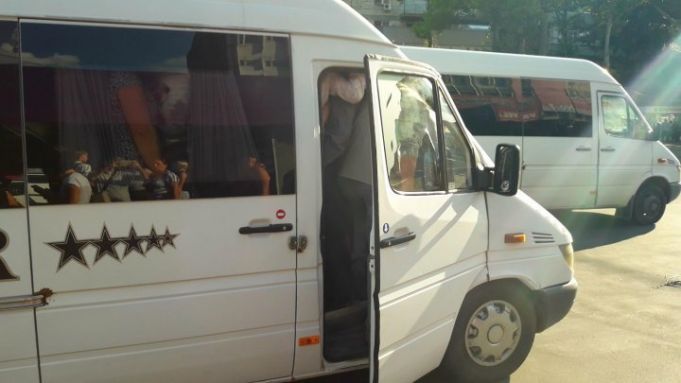 Şoferul unui microbuz de rută, amendat pentru că transporta prea mulţi pasageri în picioare