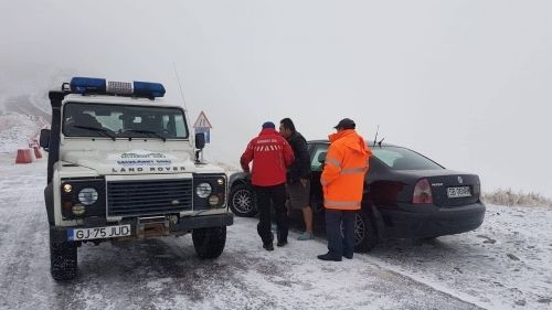 VIDEO. Şoferi surprinşi de vremea rea pe Transalpina. Salvamontiştii şi drumarii au intervenit pentru recuperarea turiştilor blocaţi în zăpadă