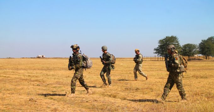 FOTO. Militarii din Forţele Speciale ale Armatei Naţionale se instruiesc în România