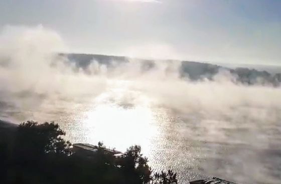 FOTO: Fierbe Dunărea la Galaţi. Nori de aburi s-au ridicat deasupra apei