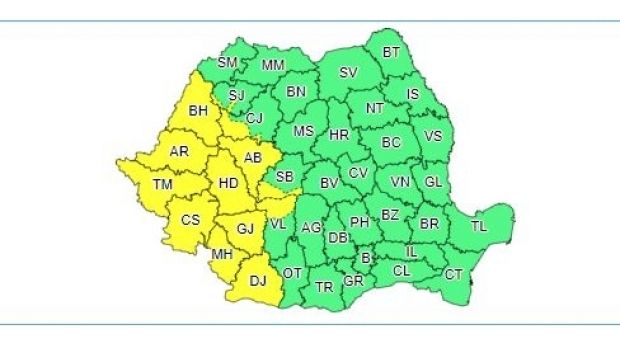 Cod galben de instabilitate atmosferică în 13 judeţe din vestul României, până marţi seara
