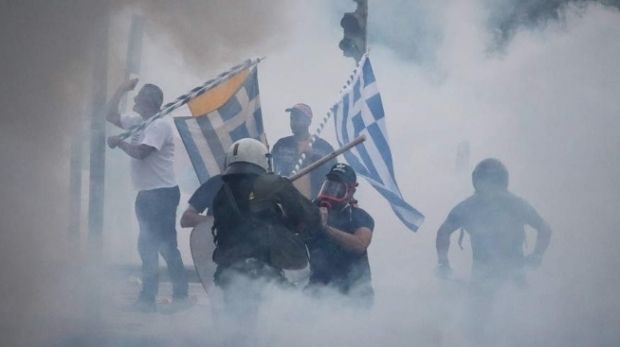Gaze lacrimogene la Salonic, împotriva manifestanţilor care condamnă proiectul de acord referitor la numele statului vecin, Macedonia