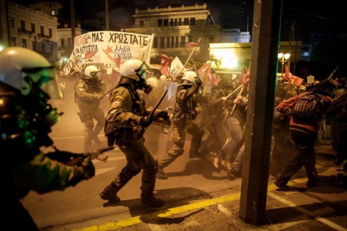 Poliţia greacă a folosit gaze lacrimogene împotriva protestatarilor anti-Merkel la Atena