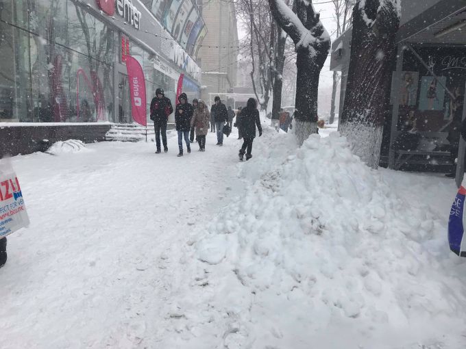 Codreanu mulţumeşte celor care au ajutat astăzi la curăţit zăpada şi îi avertizează pe agenţii economici: „Va începe să ningă cu amenzi”