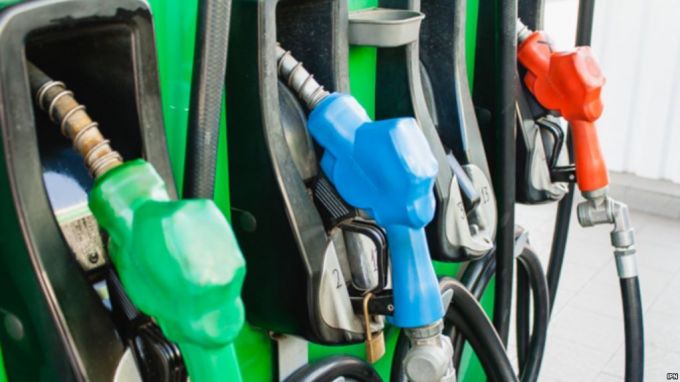 Expert: Preţurile la benzină în R. Moldova uită să scadă. Cât ar trebui să coste acum un litru de combustibil. INFOGRAFIC