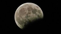 Imaginile zilei. China a făcut publice primele fotografii panoramice de pe partea nevăzută a Lunii