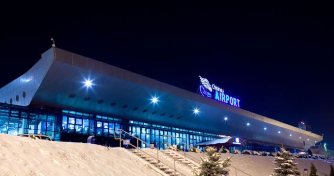 Activitatea pe Aeroportul Internaţional Chişinău, oprită din cauza ninsorii, a fost reluată