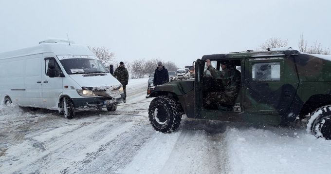 FOTO. Militarii continuă să acţioneze în zonele afectate de ninsori
