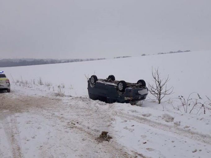 FOTO. O maşină s-a inversat în apropiere de Şoldăneşti, după ce şoferul a pierdut controlul volanului