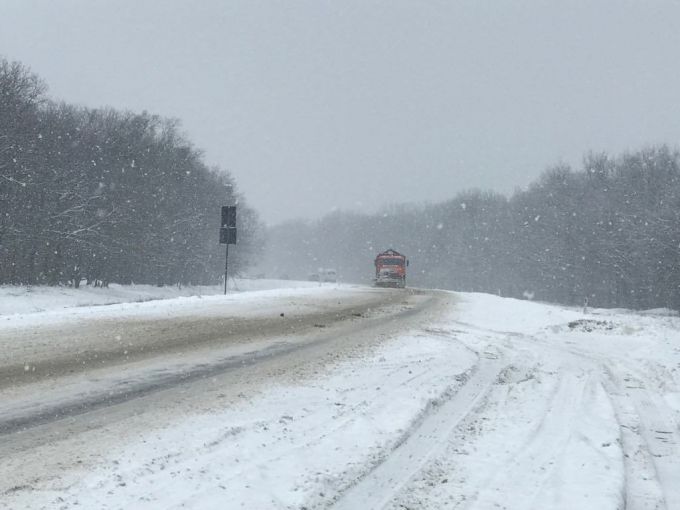 Pe traseele din ţară se circulă în condiţii de iarnă, dar drumuri blocate nu sunt