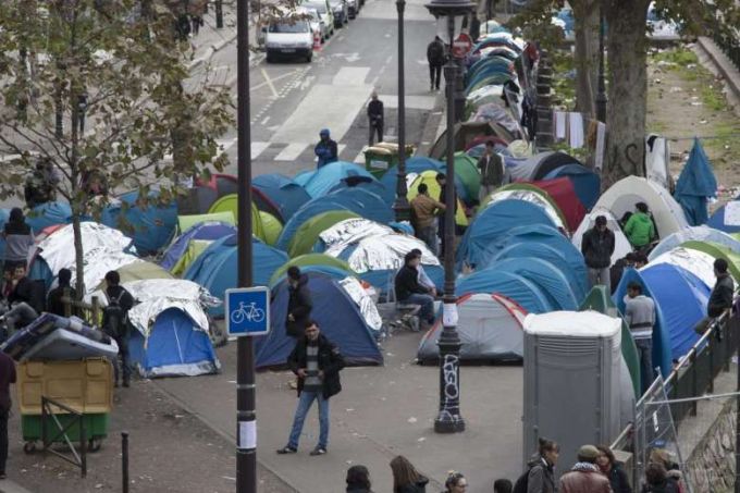Peste 2.000 de migranţi şi-au instalat corturile pe străzile Parisului