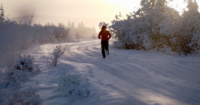 FOTO. VIDEO. Un sportiv din R. Moldova a alergat 50 km la maratonul de caritate din Oymyakon la temperatura de -60°C
