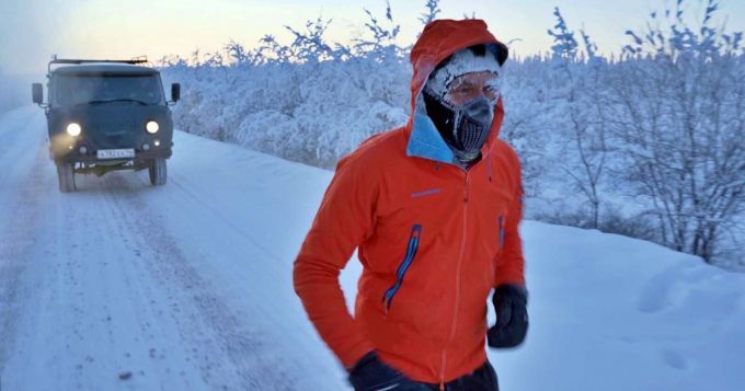 FOTO. VIDEO. Un sportiv din R. Moldova a alergat 50 km la maratonul de caritate din Oymyakon la temperatura de -60°C
