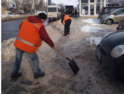 Primăria Chişinău solicită şoferilor să nu parcheze pe carosabil. Autospecialele vor curăţa la noapte străzile