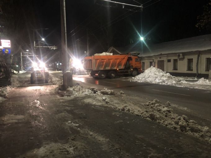 Azi-noapte au fost curăţate de zăpadă 22 de străzi din Chişinău