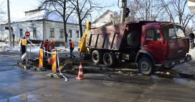 FOTO. "Apă-Canal Chişinău" va astupa, până la sfârşitul zilei, groapa din asfalt apărută în urma unei scurgeri
