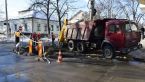 FOTO. "Apă-Canal Chişinău" va astupa, până la sfârşitul zilei, groapa din asfalt apărută în urma unei scurgeri