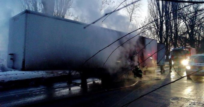 FOTO. Salvatorii au stins un autocamion care ardea pe şoseaua Munceşti din Chişinău