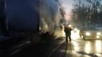 FOTO. Salvatorii au stins un autocamion care ardea pe şoseaua Munceşti din Chişinău