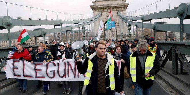 Mii de persoane au protestat la Budapesta împotriva legii care modifică regimul orelor suplimentare