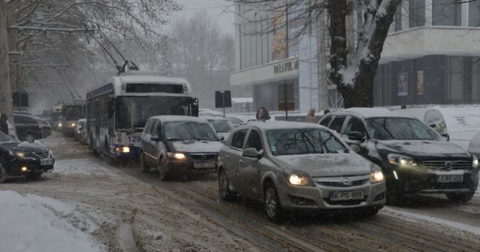 InfoTrafic: Ambuteiaje pe cel puţin 9 trasee din Chişinău