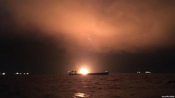 Incendiul izbucnit la bordul a 2 nave comerciale în Strâmtoarea Kerci. Bilanţul a ajuns la 14 morţi