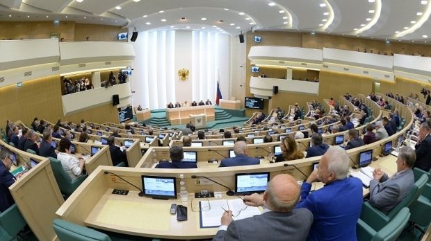 Un senator rus a fost reţinut în parlament, sub acuzaţia de implicare în uciderea mai multor persoane