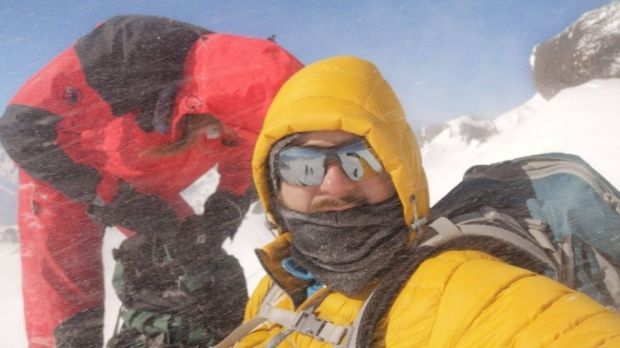 Doi alpinişti români au reuşit să escaladeze ambele vârfuri ale muntelui Elbrus la temperaturi de până la -50 grade Celsius