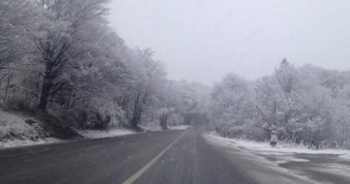 Inspectoratul Naţional de Patrulare a atenţionat şoferii că din cauza zăpezii starea drumurilor se poate schimba brusc