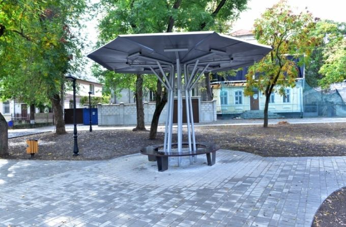 Scuarul G. Coşbuc din sectorul Râşcani al Chişinăului este gata. Are teren de joacă, parcări pentru biciclete şi cişmele