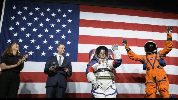 NASA a prezentat noile costume spaţiale care vor fi purtate de astronauţi pe Lună