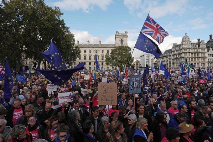 Manifestaţie masivă la Londra: protestatarii cer convocarea unui nou referendum privind Brexit