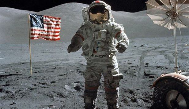 Obiecte care i-au aparţinut lui Neil Armstrong au fost scoase la vânzare astăzi