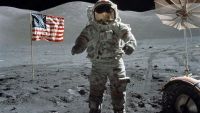 Obiecte care i-au aparţinut lui Neil Armstrong au fost scoase la vânzare astăzi