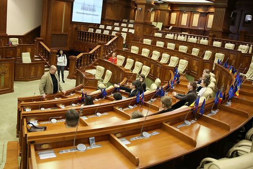 Reprezentanţii Centrului Municipal de Tineret Chişinău, în vizită la Parlament