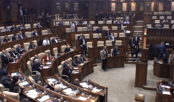 Fracţiunile PAS şi PPDA au părăsit şedinţa Parlamentului. Nu vor participa la votul pentru învestirea Guvernului Chicu