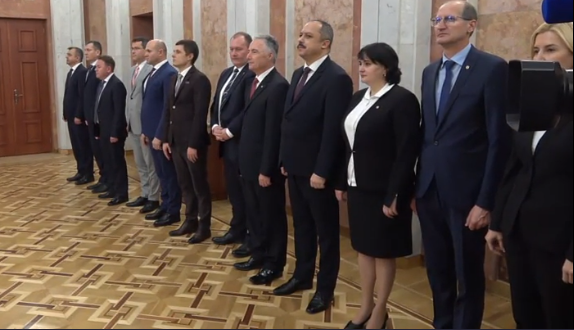 VIDEO. Prim-ministrul Ion Chicu şi membrii Cabinetului de miniştri depun jurământul