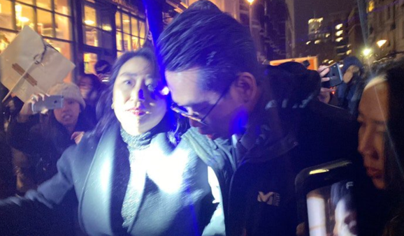 Ministrul Justiţiei din Hong Kong, târât pe jos de protestatari, în Londra