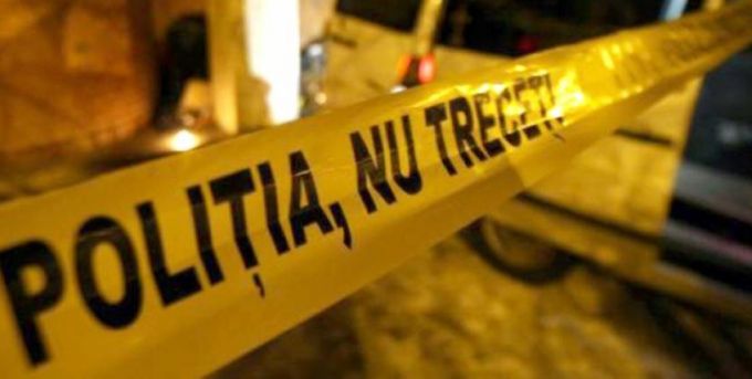 Un bărbat a fost găsit mort într-un apartament din Chişinău. Avea semne de moarte violentă pe corp