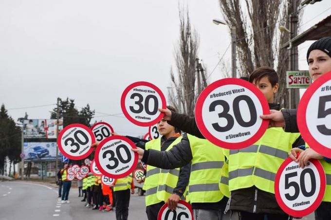 Copii, în stradă, la Peresecina. Aceştia le-au amintit şoferilor să respecte viteza şi să fie atenţi la drum