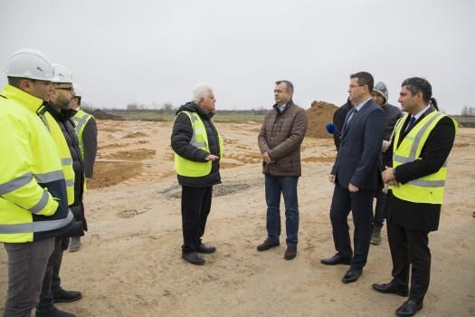 Premierul Ion Chicu a inspectat şantierul de construcţie a unui sector de drum nou