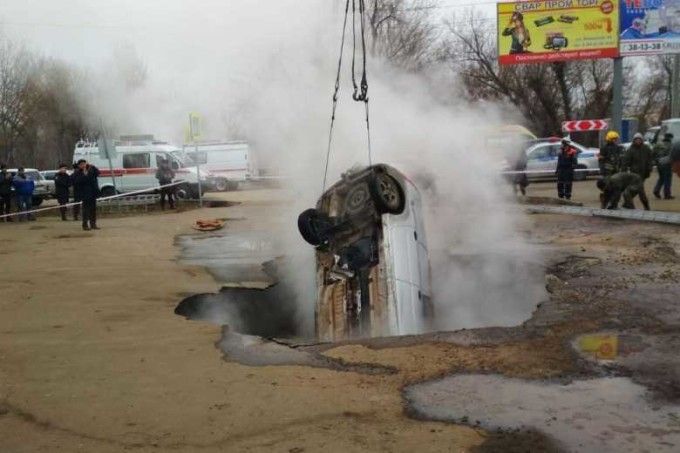 Au ars de vii după ce au căzut cu maşina într-o groapă cu apă clocotită din mijlocul şoselei
