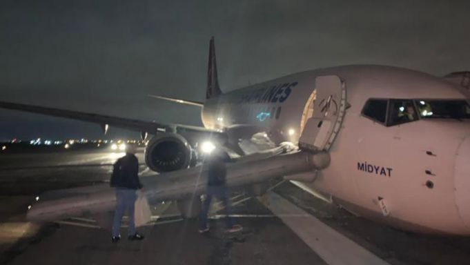 Avionul de pe ruta Istanbul - Odesa, cu 134 de pasageri, a fost avariat la aterizare, după ce s-a izbit de pistă