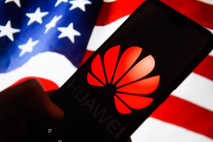 SUA ia măsuri împotriva companiilor chineze de comunicaţii. China denunţă o „cortină de fier tehnologică”