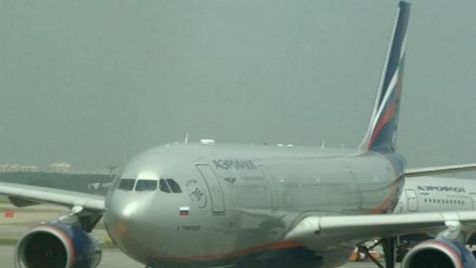 Clipe de coşmar în aer. Un avion cu pasageri a aterizat de urgenţă după ce pilotul a murit în timpul zborului
