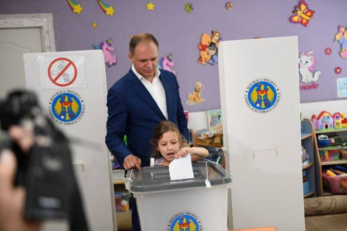 VIDEO. Candidatul PSRM la funcţia de primar al municipiului Chişinău, Ion Ceban a venit la urna de vot
