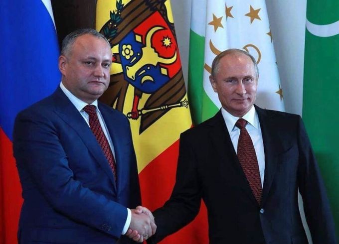 „Din numele poporului Republicii Moldova”, Igor Dodon l-a felicitat pe Vladimir Putin cu ocazia Zilei Unităţii Naţionale