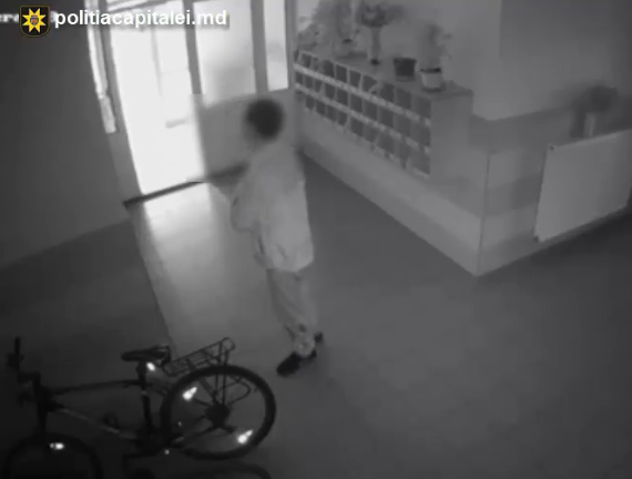 Bărbat din Chişinău, cercetat penal pentru furtul unei biciclete. Momentul a fost surprins de o cameră video